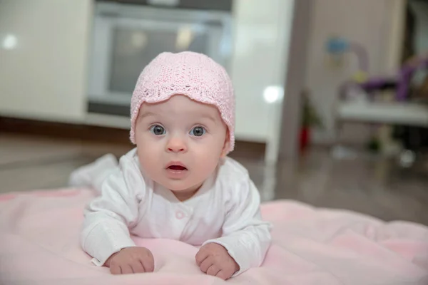 Lindo Bebé Vestido Con Deslizadores Blancos Sombrero Encuentra Cuadros Color — Foto de Stock