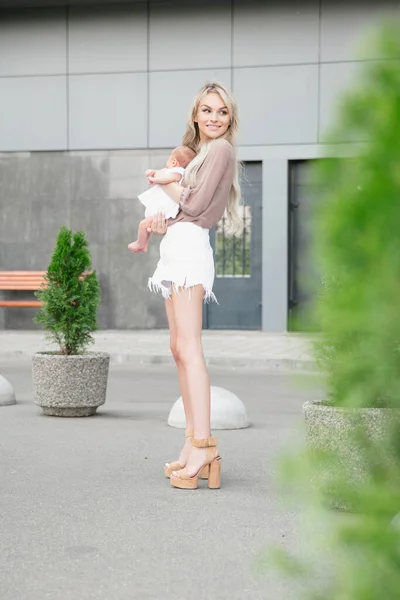 Beautiful Happy Mother Small Daughter Her Arms Posing House — Stock Photo, Image