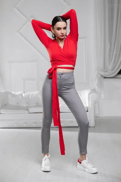 美しいです女性服を着た赤いブラウスとジーンズでザ スタジオ — ストック写真