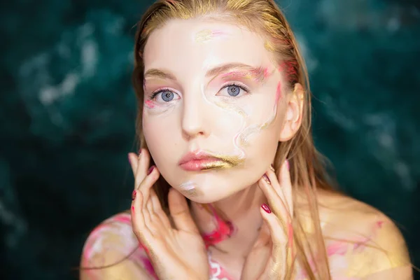 Mujer Atractiva Joven Con Maquillaje Creativo Pintura Corporal —  Fotos de Stock