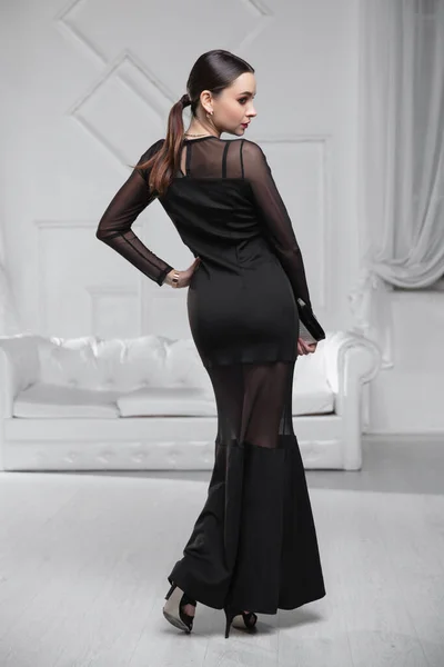 Piękna Kobieta Czarnej Sukience Pozowanie Studio — Zdjęcie stockowe