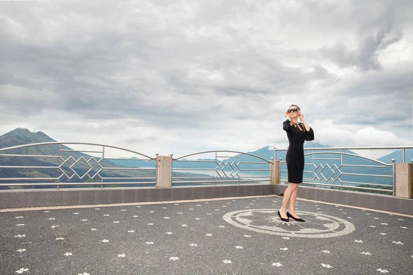 Encantadora Mujer Vestida Negro Con Telón Fondo Los Volcanes Batur — Foto de Stock