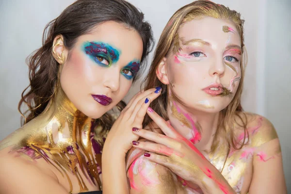 Dos Mujeres Jóvenes Adorables Con Maquillaje Creativo Cara Posando Estudio — Foto de Stock