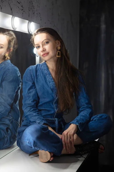 Mooie Vrouw Gekleed Denim Overall Poseren Buurt Van Spiegel — Stockfoto