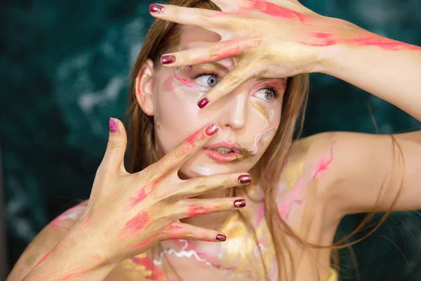 Retrato Uma Jovem Loira Bonita Com Maquiagem Criativa Seu Rosto — Fotografia de Stock