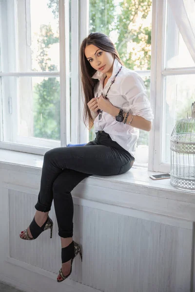 Joven Morena Con Camisa Pantalones Sentados Junto Ventana — Foto de Stock