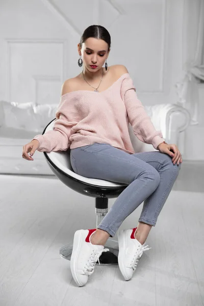 Сексуальна Брюнетка Одягнена Рожевий Пуловер Джинси Сидить Кріслі — стокове фото