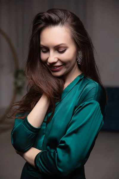 Retrato Una Mujer Feliz Con Vestido Seda Verde Posando Estudio — Foto de Stock