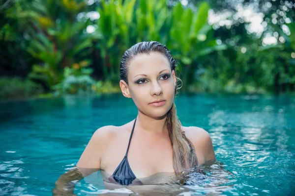 수영복을 여자가 수영장에서 포즈를 취하는 — 스톡 사진