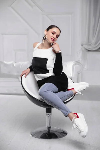 스웨터와 청바지를 의자에 — 스톡 사진