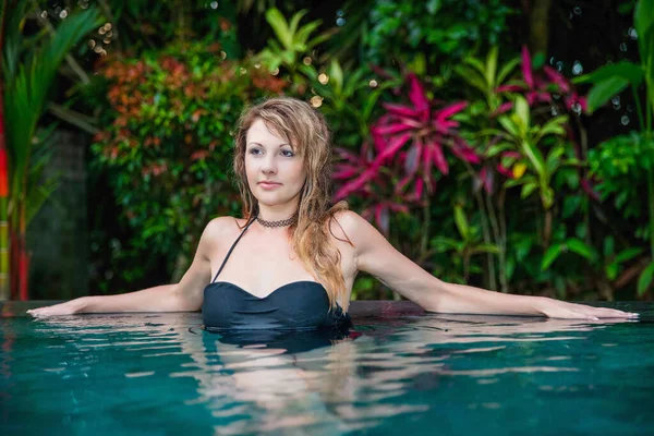 아름다운 아가씨가 수영복을 수영장에서 포즈를 취하고 — 스톡 사진