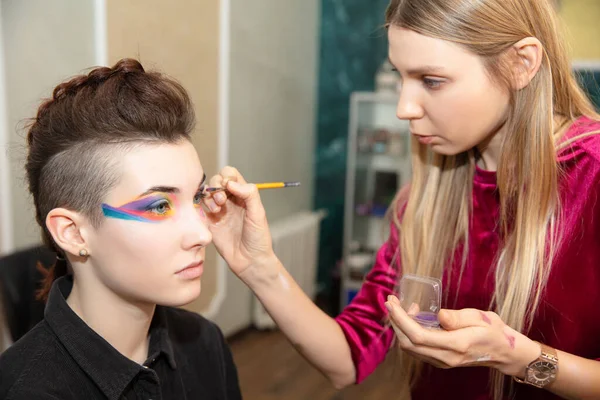 Artist Applies Makeup Charming Young Model Studio — Stock Photo, Image
