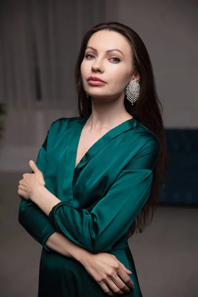 Retrato Una Mujer Bonita Vestida Con Vestido Seda Verde Posando — Foto de Stock