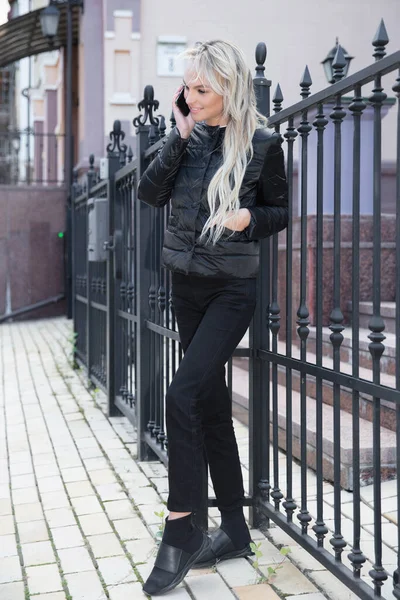Красивая Блондинка Черной Куртке Штанах Разговаривает Телефону — стоковое фото