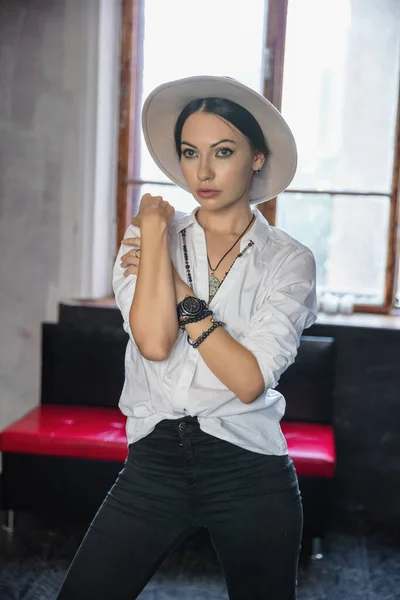 Mujer Encantadora Posando Estudio Cerca Ventana Sofá —  Fotos de Stock