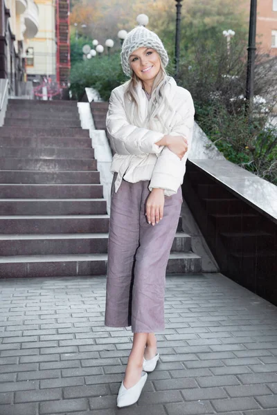 Bonita Rubia Para Cerca Del Parapeto Las Escaleras —  Fotos de Stock