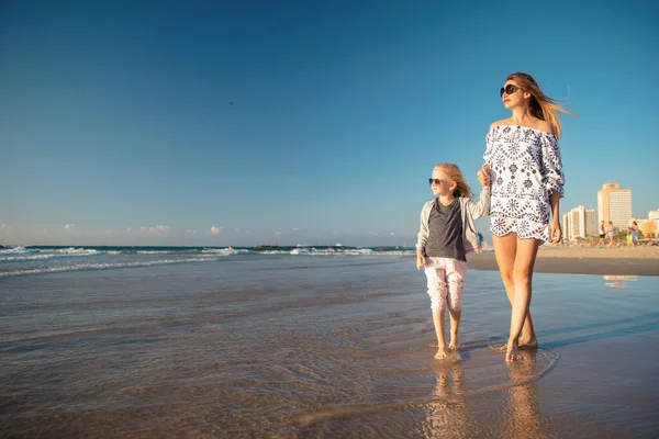 Bella Mamma Con Una Figlia Camminare Piedi Nudi Lungo Surf — Foto Stock