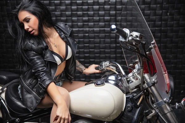 Sexy Brunetka Ubrana Skórzaną Kurtkę Szorty Siedzi Motocyklu — Zdjęcie stockowe