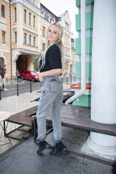 Linda Senhora Vestindo Uma Camiseta Preta Jeans Perto Prédio — Fotografia de Stock