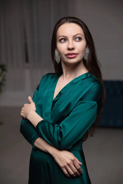 Portret Van Een Schattige Vrouw Een Groene Zijden Jurk Poserend — Stockfoto