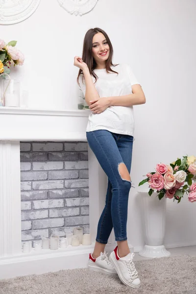 Pretty Brunette Dressed Jeans Shirt Posing Fireplace — Fotografia de Stock