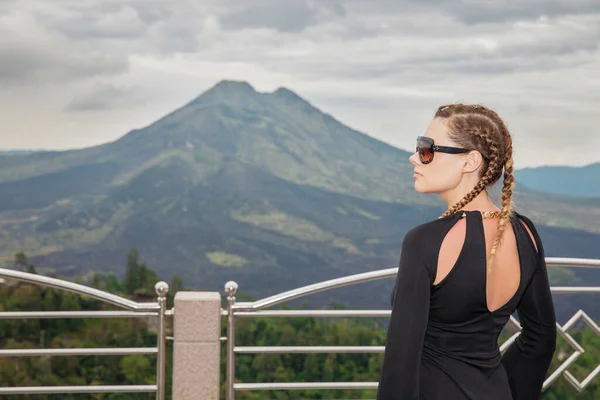 在印度尼西亚巴厘岛Batur火山背景下迷人的女人 — 图库照片