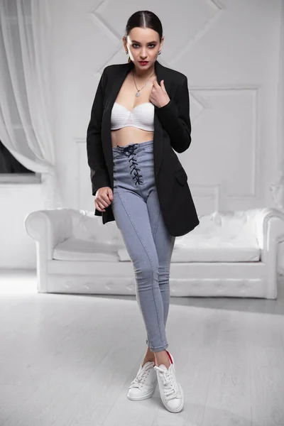 Belle Femme Portant Une Veste Soutien Gorge Jeans Posant Studio Image En Vente