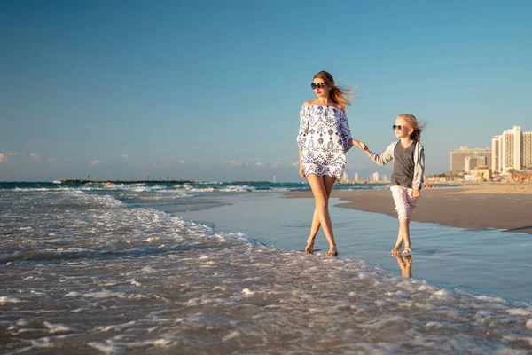 Adorável Feliz Mãe Com Uma Filha Andando Descalça Longo Surf Fotos De Bancos De Imagens