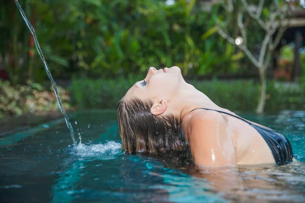 Retrato Uma Bela Mulher Vestida Com Maiô Preto Posando Piscina Imagens De Bancos De Imagens