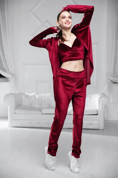 Sexy Brunetka Oblečený Burgundské Velour Oblek Pózování Studiu Royalty Free Stock Obrázky