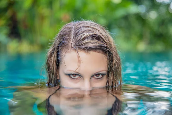 Retrato Una Guapa Rubia Posando Piscina Imágenes de stock libres de derechos