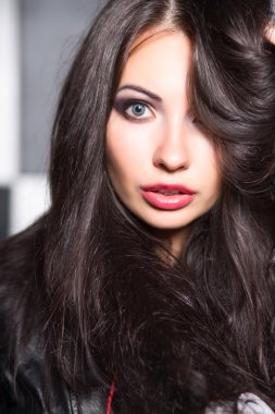 sürpriz esmer kadın