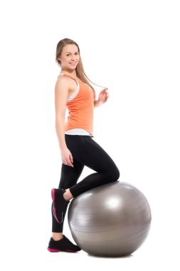 Kadının fit Ball egzersizler yapması