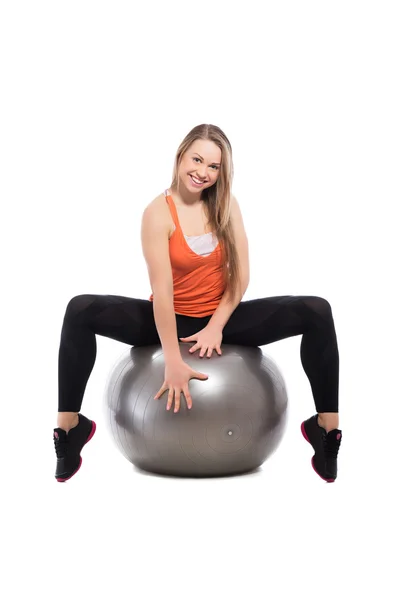 Женщина делает упражнения на фитнес-мяч — стоковое фото