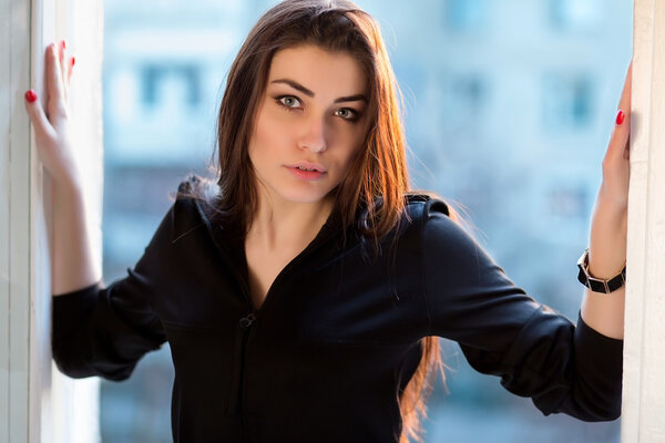 молодая женщина у окна
