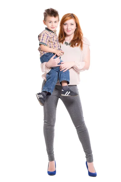 Pelirroja mujer sosteniendo pequeño niño —  Fotos de Stock
