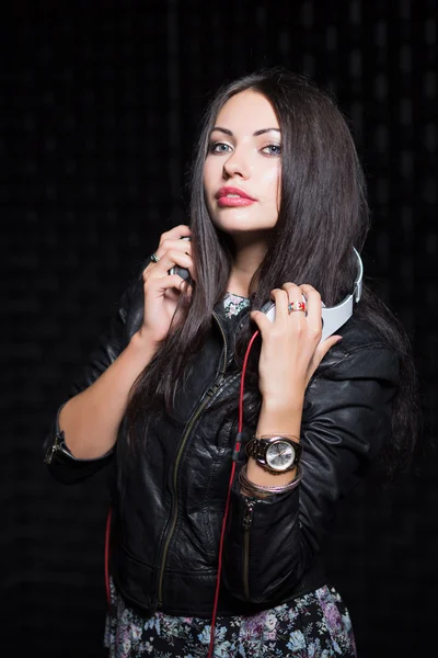 Woman posing with headphones — Stock Photo, Image