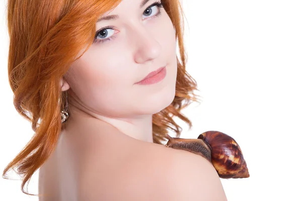 Salyangoz olan Kızıl saçlı kadın — Stok fotoğraf