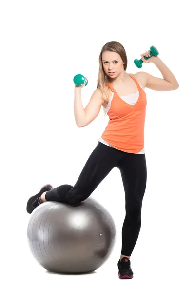 Kvinde poserer med fit bold og håndvægte - Stock-foto