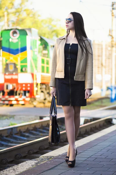 Mulher posando na estação ferroviária — Fotografia de Stock