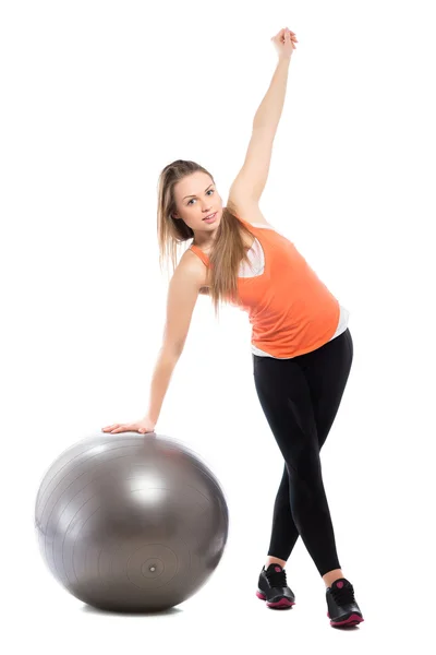 Vrouw doen oefeningen op fit bal — Stockfoto
