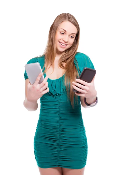 Mujer rubia con dos smartphones —  Fotos de Stock