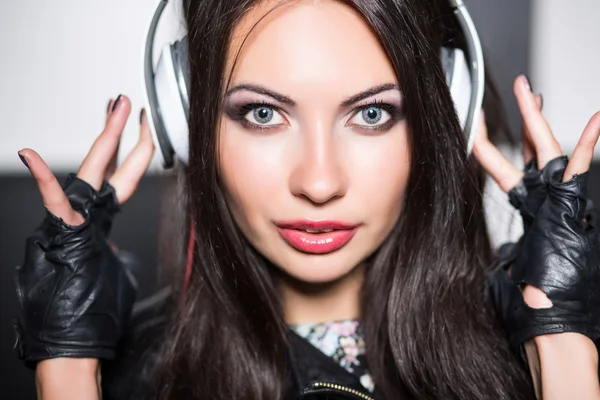 Young brunette with headphones — Stock Photo, Image