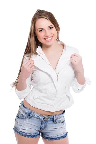 Mulher posando em camisa e calções jeans . — Fotografia de Stock