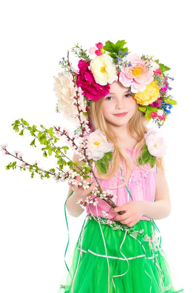 Gadis kecil berkarangan bunga dengan cabang-cabang bunga — Stok Foto