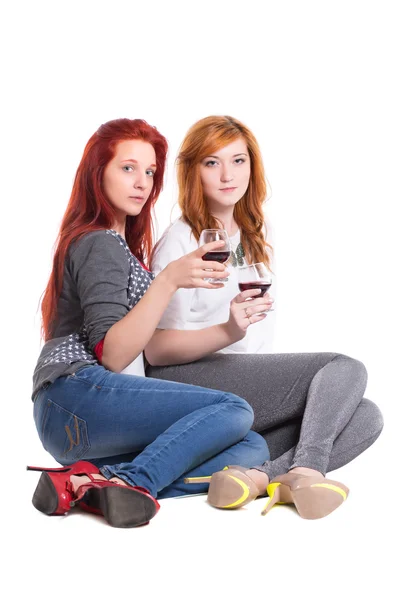 Femme rousse avec des verres de vin — Photo