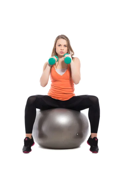 Mulher treinando bola em forma com halteres — Fotografia de Stock