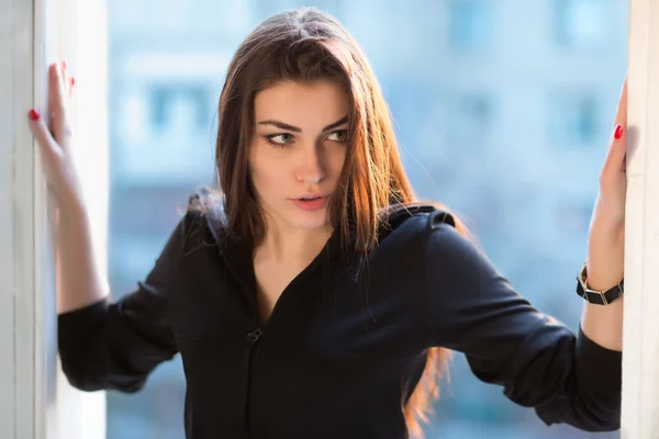 Jovem mulher perto da janela — Fotografia de Stock