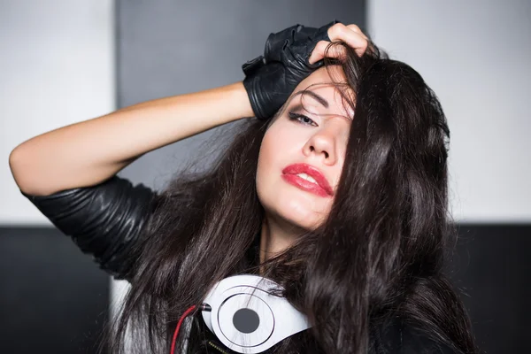 Brunette woman posing with headphones — Stock Photo, Image