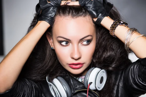 Brunette woman posing with headphones — Stock Photo, Image